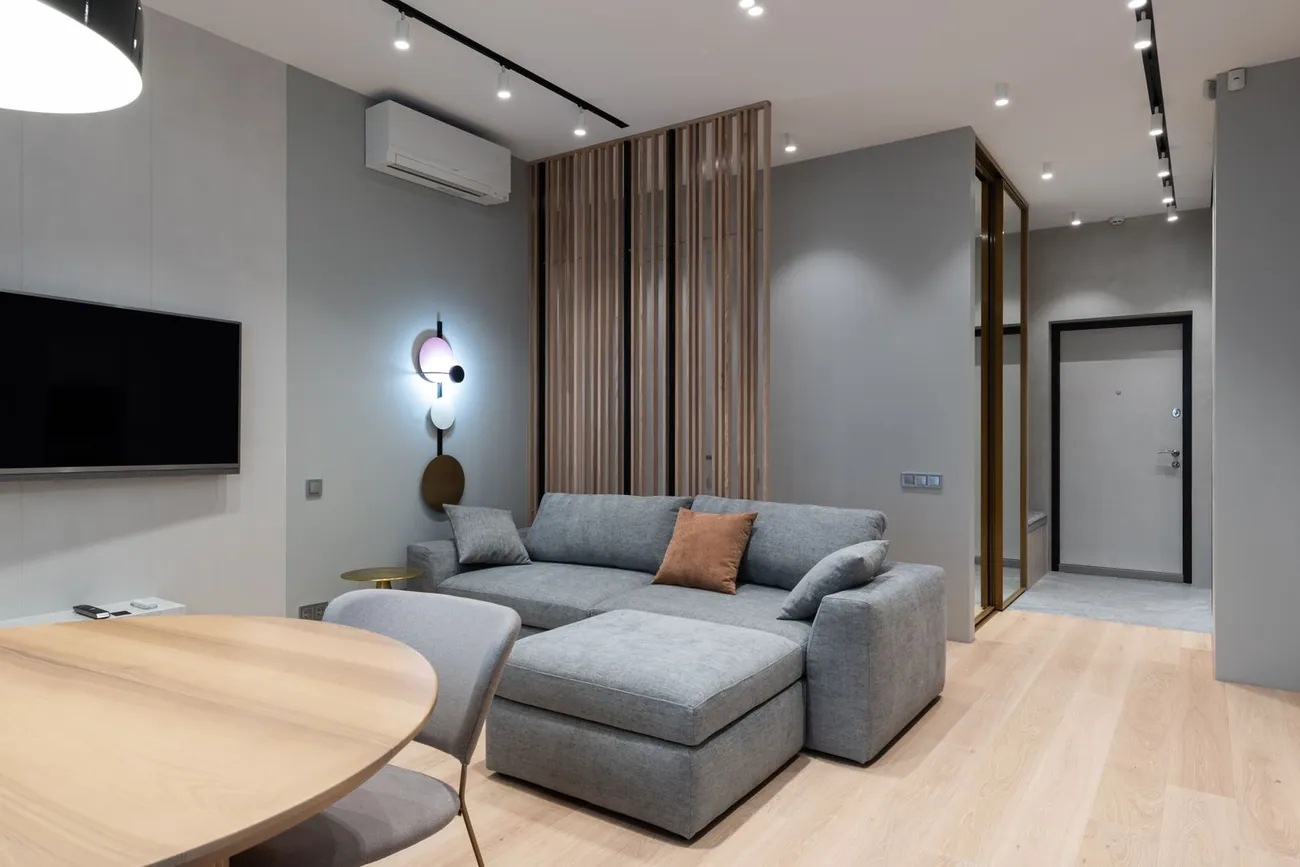 Sala de estar moderna, amueblada y luminosa, fotografía de referencia